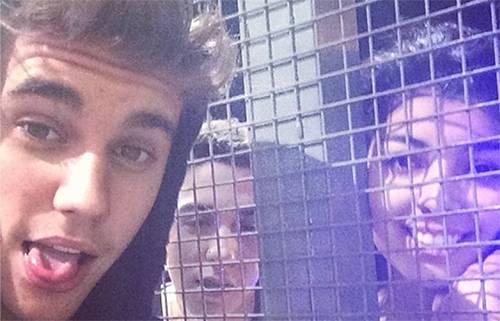 Justin Bieber varre palco com bandeira da Argentina e irrita fãs em Buenos Aires