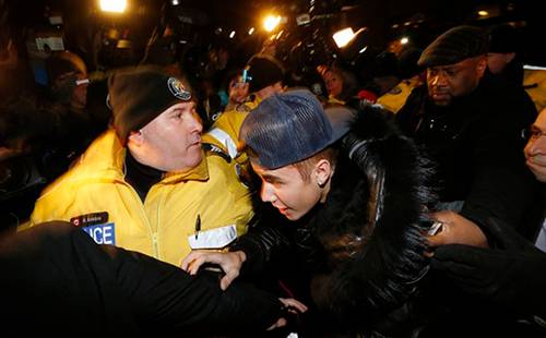 Justin Bieber se apresenta em delegacia no Canadá após suposta agressão a motorista