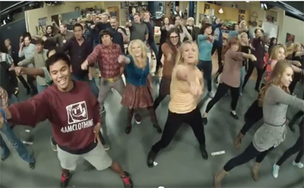 Vídeo do dia: Dance ‘Call Me Maybe’ com a equipe de ‘Big Bang Theory’