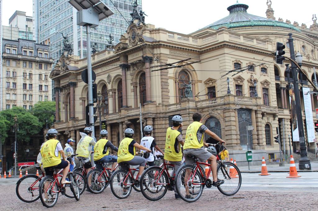 Bike Tour SP: passeio gratuito é feito por pontos turísticos da cidade Bike Tour SP: passeio gratuito é feito por pontos turísticos da cidade