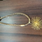 Colar produzido com fibra de bananeira: 35 reais