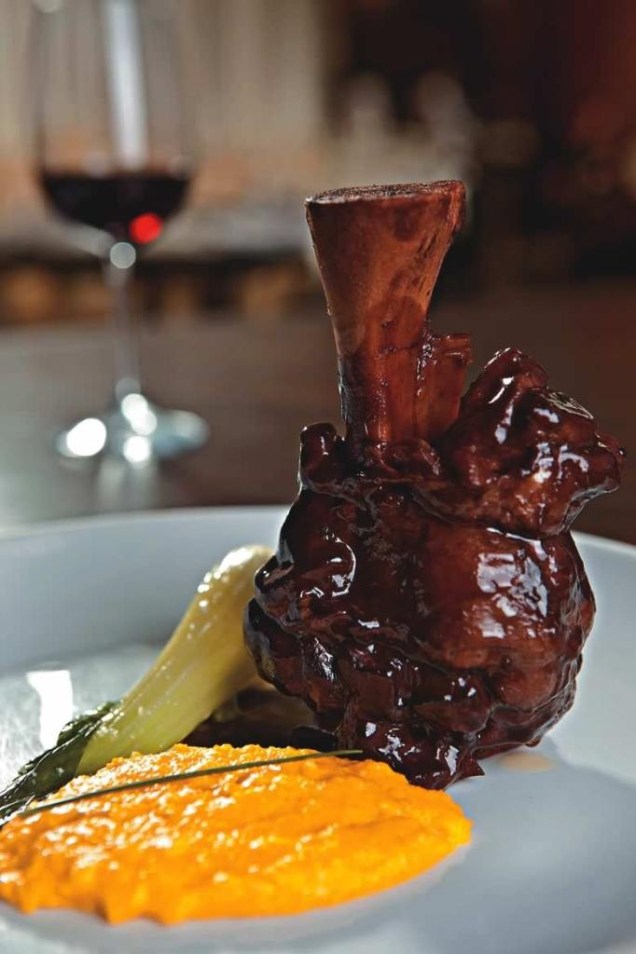 Stinco de vitelo guarnecido de polenta cremosa: novidade do italiano Biondi Stinco de vitelo guarnecido de polenta cremosa: novidade do italiano Biondi