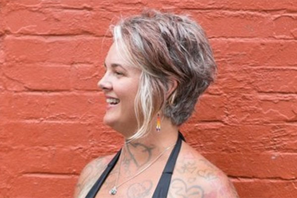 Ela tirou a roupa e ficou de biquíni numa rua movimentada por uma boa causa