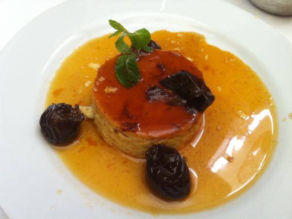 Pudim sauternes com ameixa no armanhaque