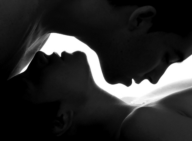 black-white-kiss-couple-1