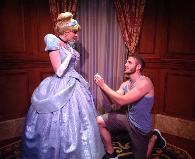 Rapaz pede princesas (e até um vilão!) em casamento durante viagem para a Disney