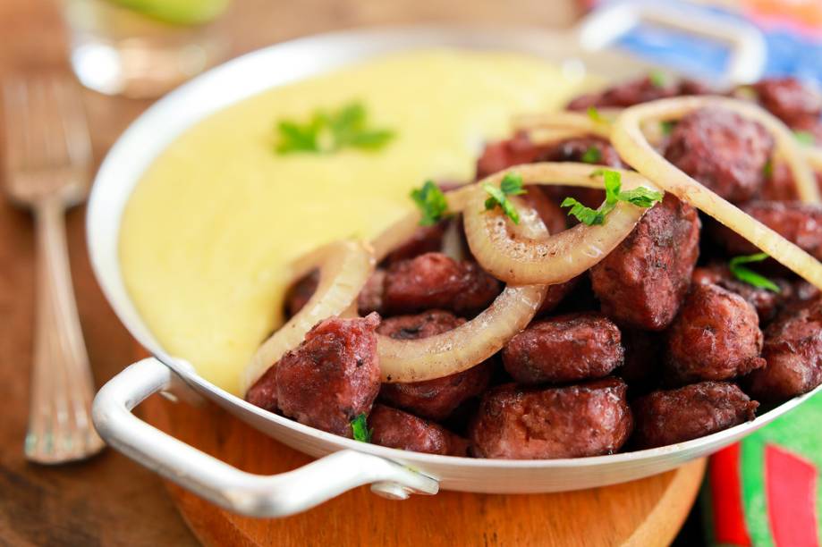 Bodega Bar disputa com la inguiça de pernil ao vinho acompanhada de purê de mandioca, por R$ 35,90 Bodega Bar disputa com la inguiça de pernil ao vinho acompanhada de purê de mandioca, por R$ 35,90