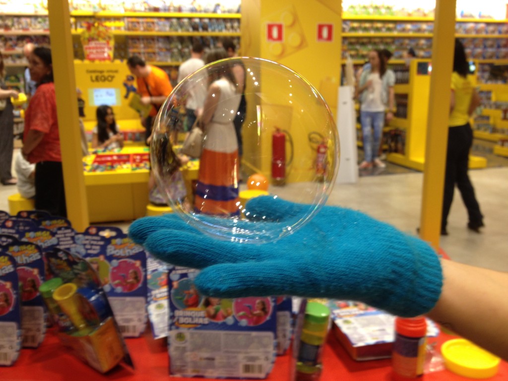 Bolinha de sab&atilde;o resistente: &eacute; poss&iacute;vel toc&aacute;-la (Foto: Anderson Santiago)