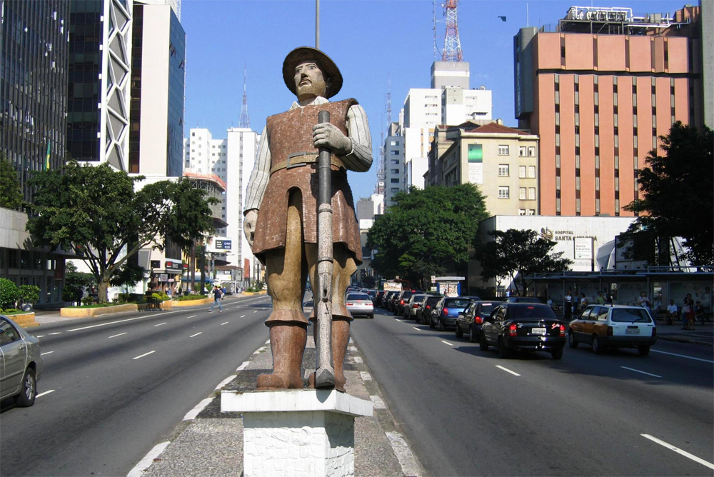 Deputada apresenta projeto para remover estátuas de escravocratas em SP