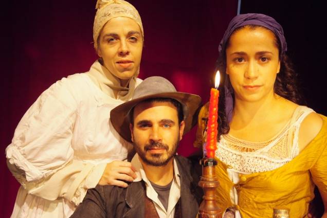 Juliana Fagundes, Beto Magnani e Thais Aguiar em "Borboleta Azul": tempo e lugar imprecisos Juliana Fagundes, Beto Magnani e Thais Aguiar em "Borboleta Azul": tempo e lugar imprecisos