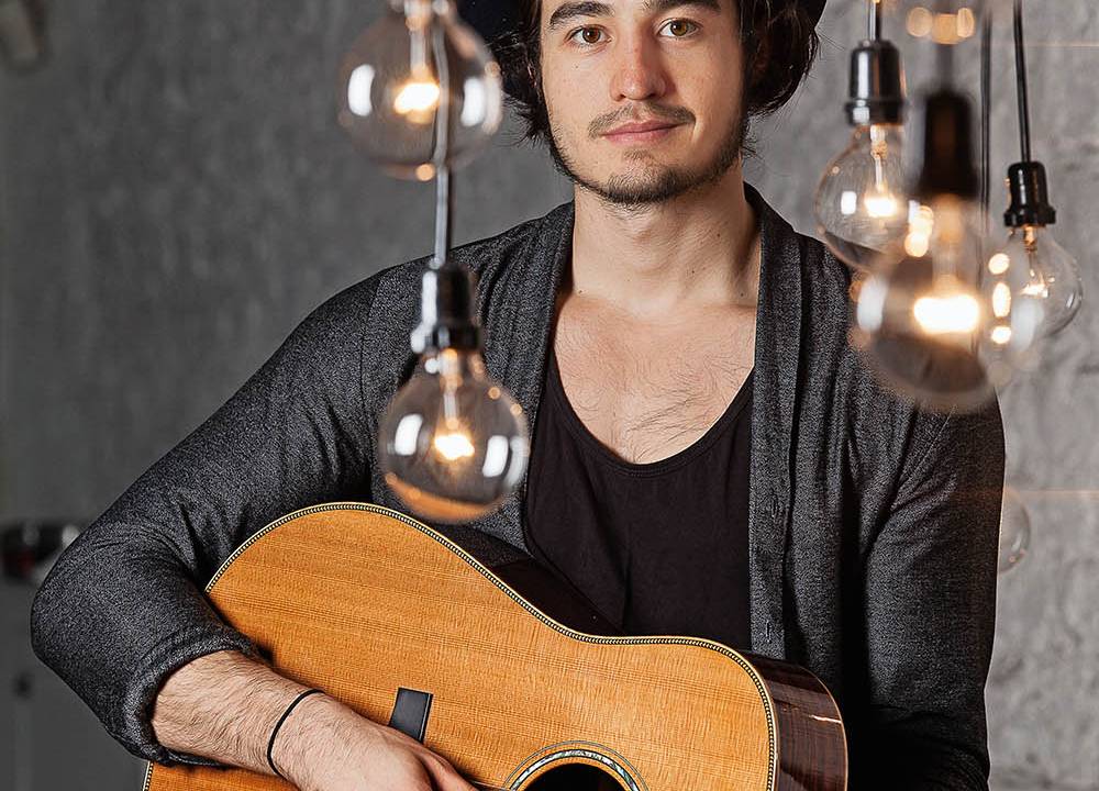 Tiago Iorc em ensaio fotográfico