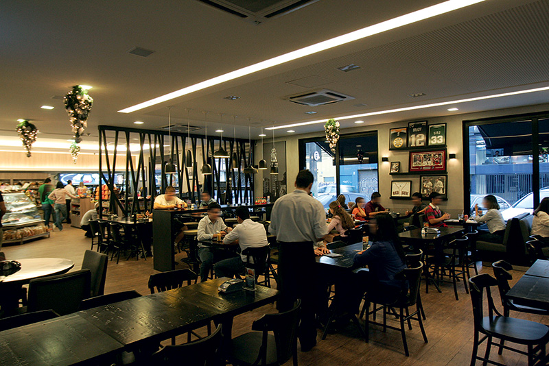 O amplo salão com janelões: capacidade para 200 pessoas O amplo salão com janelões: capacidade para 200 pessoas