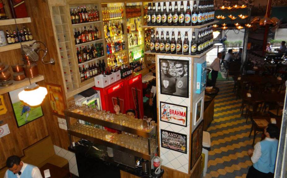 Ambiente: camisetas, fotos e anúncios do mundo do futebol decoram as paredes do bar. Ambiente: camisetas, fotos e anúncios do mundo do futebol decoram as paredes do bar.
