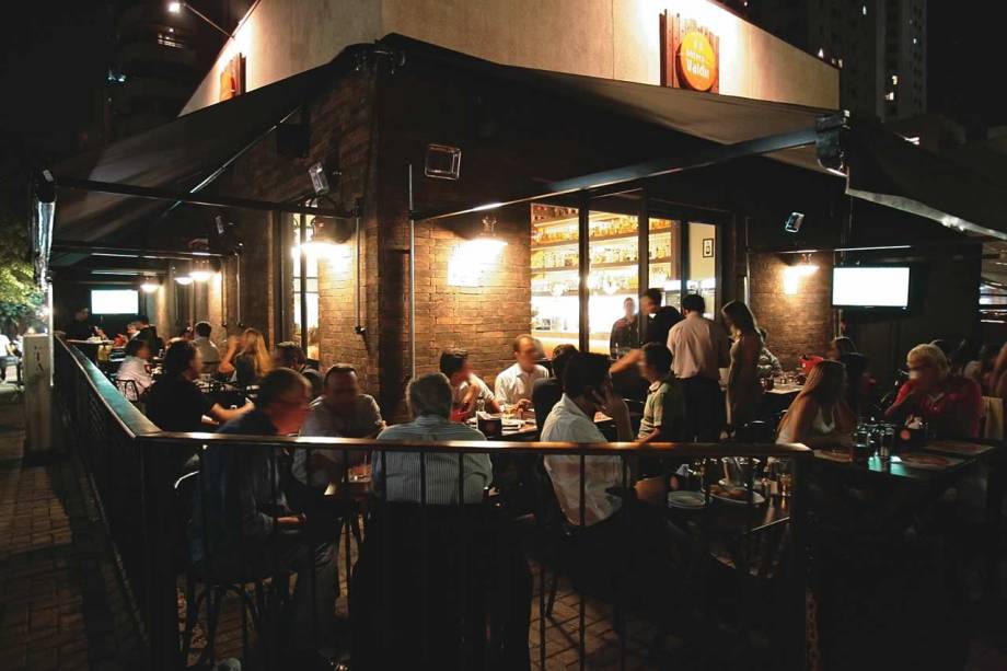 A movimentada varanda: iluminação equilibrada e mesas à beira da calçada A movimentada varanda: iluminação equilibrada e mesas à beira da calçada