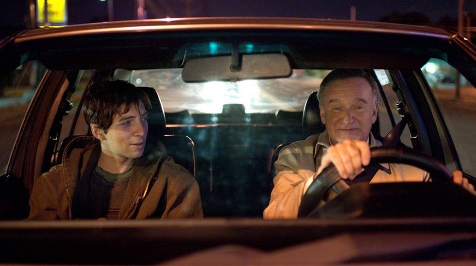 Filme em que Robin Williams se apaixona por um garoto de programa corre o risco de ficar inédito
