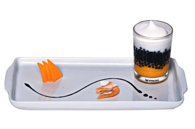 Drinque praparado com técnica molecular, leva sorbet de manga, pérolas do próprio crealto e espuma de coco Drinque praparado com técnica molecular, leva sorbet de manga, pérolas do próprio crealto e espuma de coco