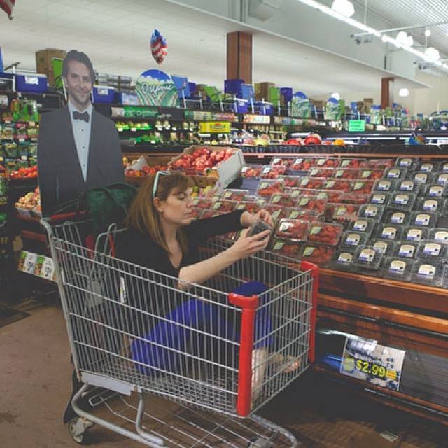 Bradley Cooper faz companhia para americana em fotos no Instagram