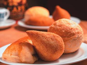 Coxinha e pão de queijo da Padaria Brasileira Coxinha e pão de queijo da Padaria Brasileira