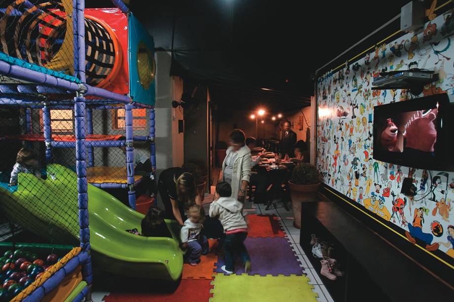 No piso superior: as atividades são acompanhadas por uma monitora No piso superior: as atividades são acompanhadas por uma monitora