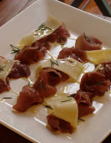 Bresaola com vinagrete de limão cravo e lascas de parmesão