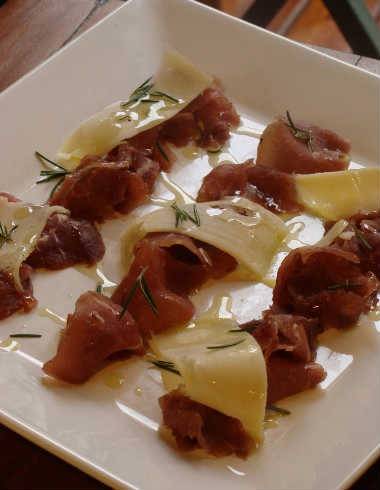 Bresaola com vinagrete de limão cravo e lascas de parmesão