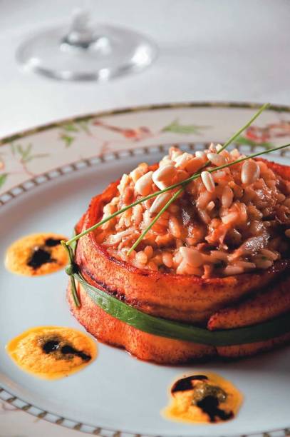 Stinco de cordeiro acompanhado de polenta branca Stinco de cordeiro acompanhado de polenta branca