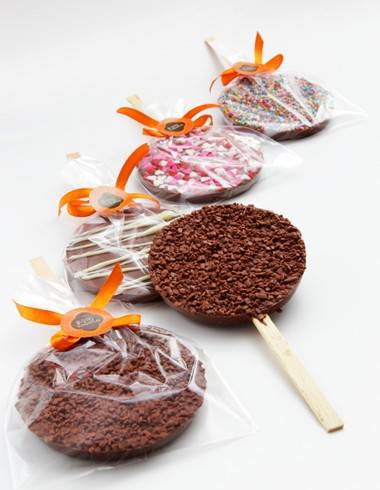 Na Brigadeiro Bistrô: pirulito de chocolate recheado de brigadeiro Na Brigadeiro Bistrô: pirulito de chocolate recheado de brigadeiro