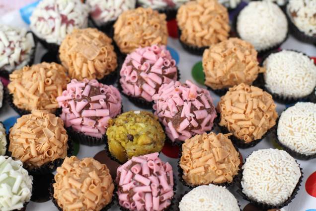 Rir Brigadeiria: brigadeiros tradicionais e em sabores como açaí, caipirinha e cerveja Rir Brigadeiria: brigadeiros tradicionais e em sabores como açaí, caipirinha e cerveja