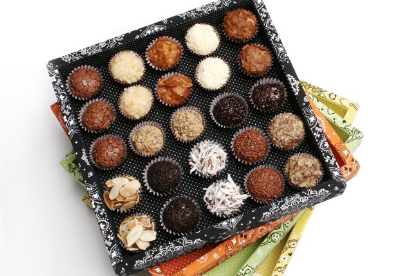 Caixa de madeira para 25 docinhos forrada com tecido Caixa de madeira para 25 docinhos forrada com tecido