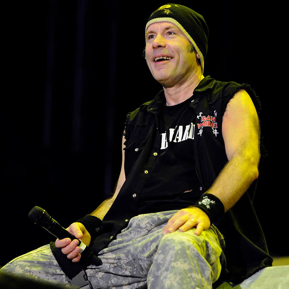 Bruce Dickinson, do Iron Maiden, diz que câncer na língua foi provocado por sexo oral