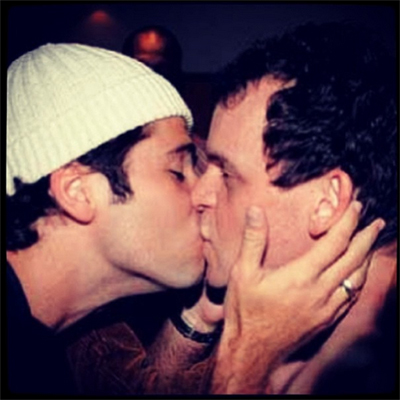 Contra Feliciano, Bruno Gagliasso beija Matheus Nachtergaele em foto no Instagram