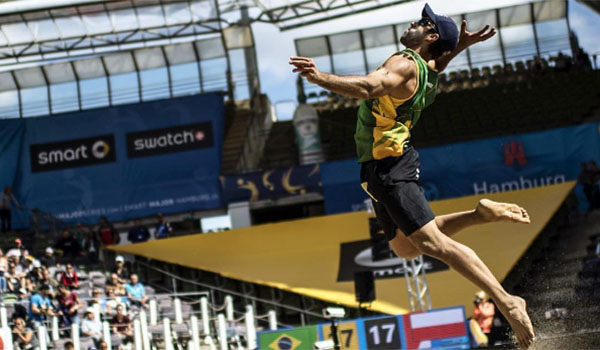 Após ouro, Bruno desabafa e faz críticas à programação do vôlei de praia na Olimpíada
