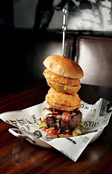 Empire state burger : quatro onion rings sobre 260 gramas de carne Empire state burger : quatro onion rings sobre 260 gramas de carne