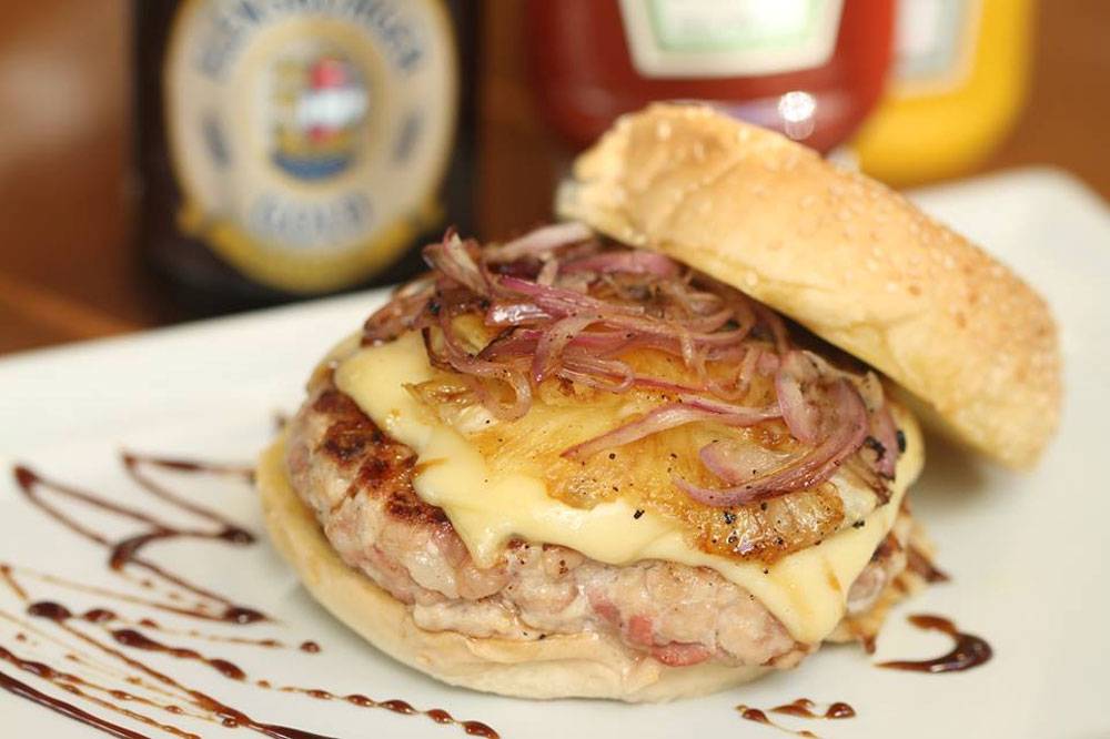 Burger Lab Experience: de pernil suíno com abacaxi caramelizado Burger Lab Experience: de pernil suíno com abacaxi caramelizado