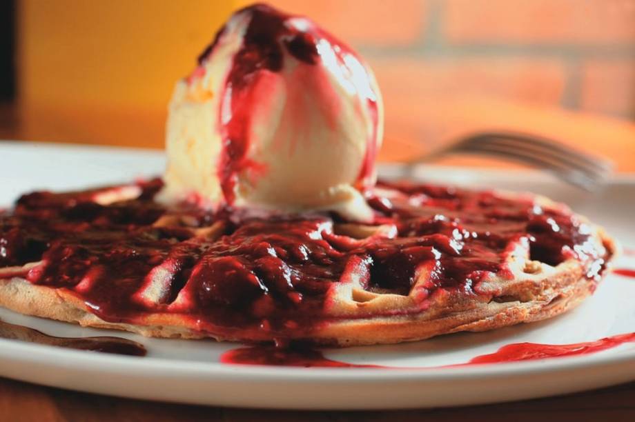 Waffle de geleia de framboesa coroado com sorvete de soja Waffle de geleia de framboesa coroado com sorvete de soja