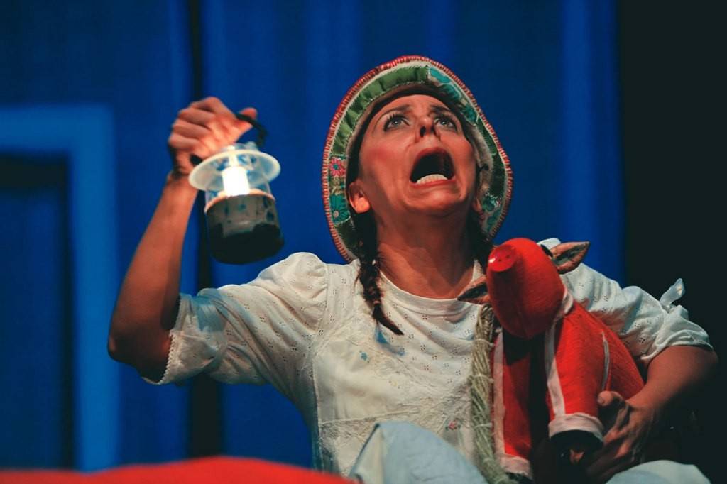 Simone Grande em Buuuu!! A Casa do Bichão: mistura de teatro e narração de causos folclóricos Simone Grande em Buuuu!! A Casa do Bichão: mistura de teatro e narração de causos folclóricos