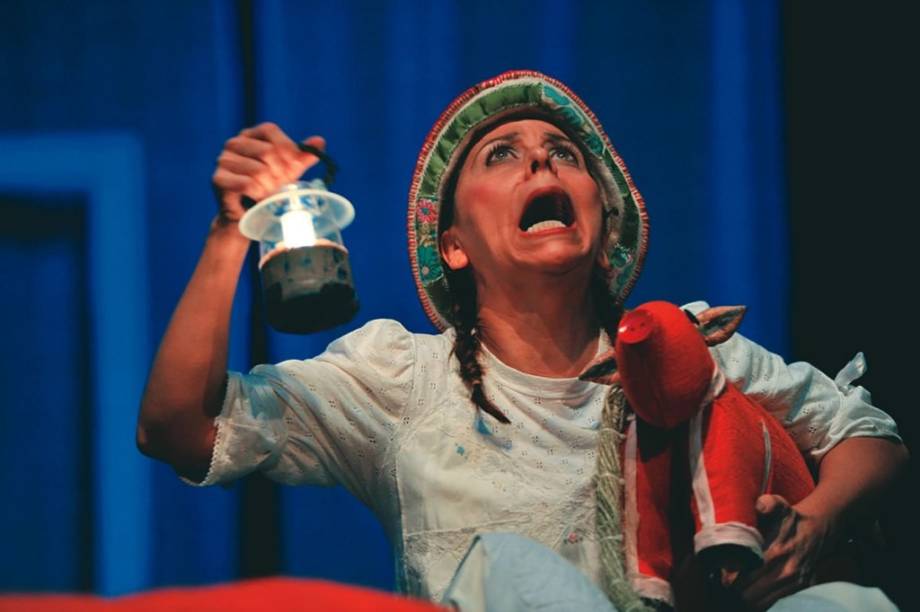 Simone Grande em Buuuu!! A Casa do Bichão: mistura de teatro e narração de causos folclóricos Simone Grande em Buuuu!! A Casa do Bichão: mistura de teatro e narração de causos folclóricos