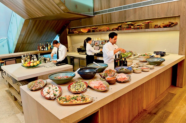 Bufê de saladas e pratos quentes montado na hora do almoço Bufê de saladas e pratos quentes montado na hora do almoço