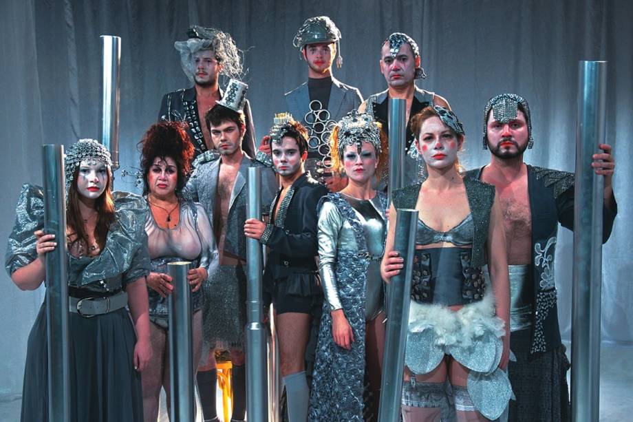 Os atores da Cia. Os Satyros em Cabaret Stravaganza: a montagem discute o papel do homem diante do avanço tecnológico Os atores da Cia. Os Satyros em Cabaret Stravaganza: a montagem discute o papel do homem diante do avanço tecnológico