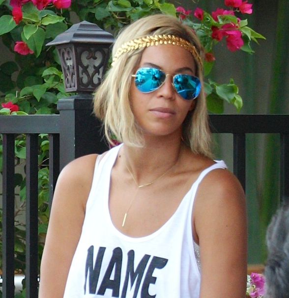 Beyoncé surge com o cabelo chanelzinho depois de cortar os apliques Beyoncé surge com o cabelo chanelzinho depois de cortar os apliques