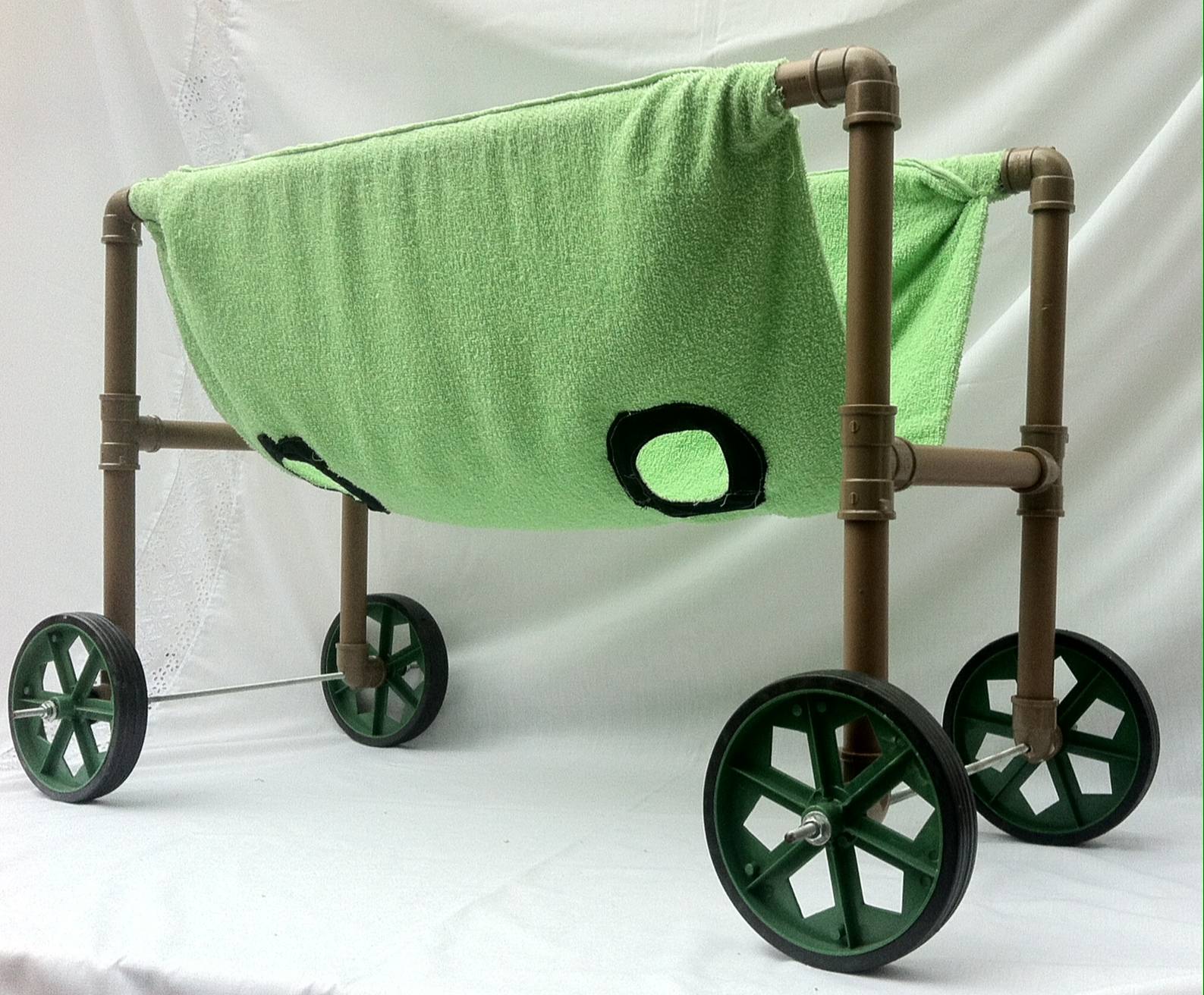 Aprenda a montar uma cadeira de rodas para cachorros tetraplégicos por 100 reais