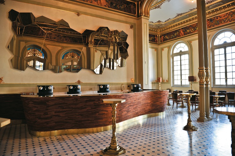 Santinho ocupa o Café do Theatro Municipal