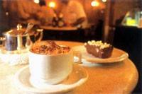 Inaugurado em 1993, Café Martinelli Midi tem mesas de mármore e cadeiras da década de 20 Inaugurado em 1993, Café Martinelli Midi tem mesas de mármore e cadeiras da década de 20