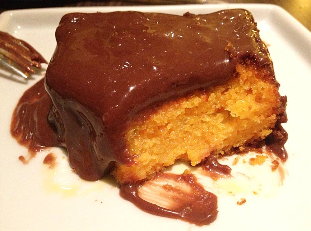 O fantástico bolo de cenoura com calda de brigadeiro