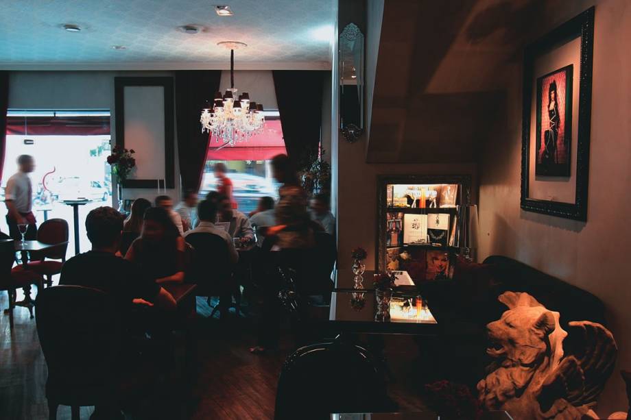 Detalhes graciosos: a decoração inclui uma gárgula e um lustre customizado Detalhes graciosos: a decoração inclui uma gárgula e um lustre customizado