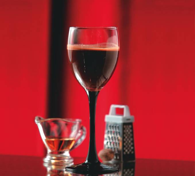 Café com calda de frutas, ganache de gianduia e noz-moscada Café com calda de frutas, ganache de gianduia e noz-moscada