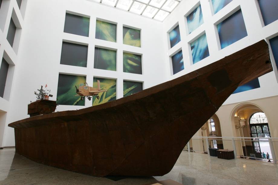 Dentro do gigante porta-aviões, localizado no Prédio Histórico dos Correios, um filme será exibido Dentro do gigante porta-aviões, localizado no Prédio Histórico dos Correios, um filme será exibido