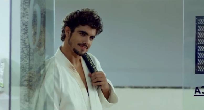 Caio Castro e Sabrina Sato flagrados aos beijos em A Grande Vitória. Assista ao trailer!