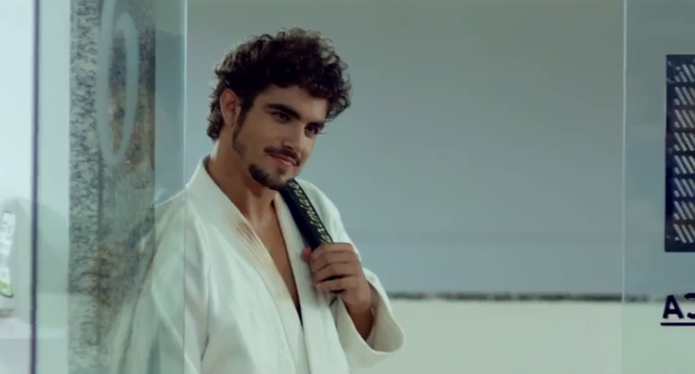 Caio Castro e Sabrina Sato flagrados aos beijos em A Grande Vitória. Assista ao trailer!