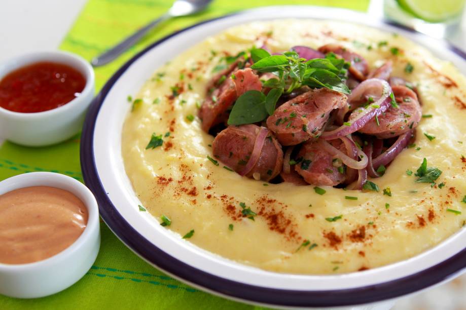 No Caiubier a linguiça calabresa flambada na cachaça, com purê de mandioca e geleia de pimenta sair por R$ 32,90 No Caiubier a linguiça calabresa flambada na cachaça, com purê de mandioca e geleia de pimenta sair por R$ 32,90